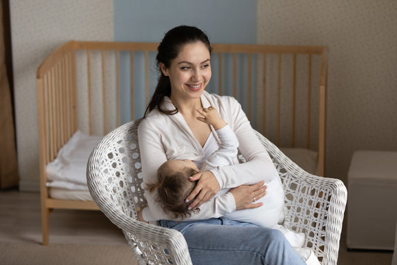 14 Top Breastfeeding Positions For Moms And Babies [Popular Choices + Hidden Gems]